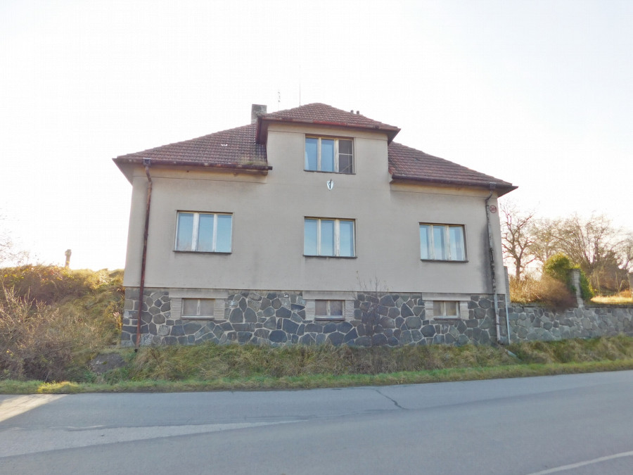 Prodej prostorného domu k rekonstrukci, Chyňava (Berounsko)